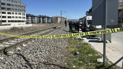 Trenin çarptığı kadın öldü