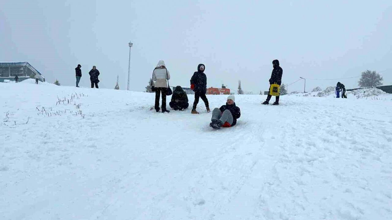 Uludağ’da mart ayının son günlerinde kar yağışının etkili olması, günübirlikçilerin
