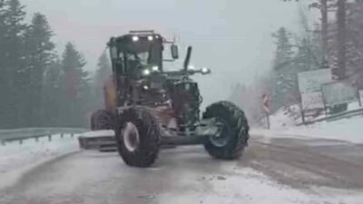 Uludağ’da bayramda kar sürprizi: Yollar beyaza büründü, ekipler seferber oldu