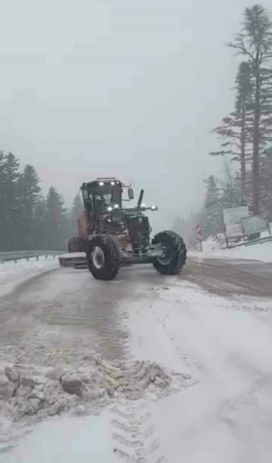 Uludağ’da bayramda kar sürprizi: Yollar beyaza büründü, ekipler seferber oldu