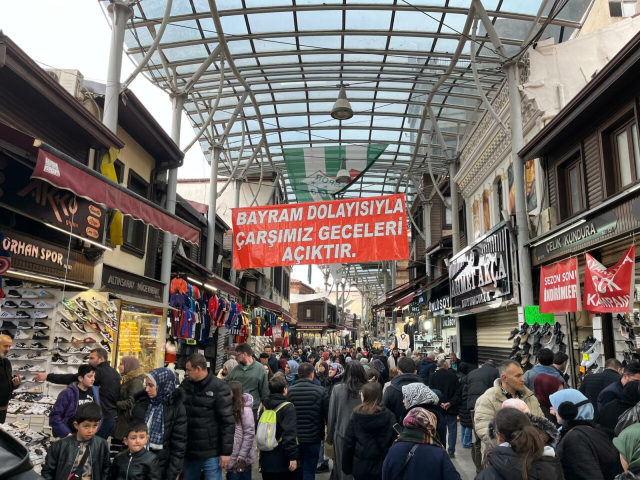 Bursa’da bayram yoğunluğu Kapalı Çarşı’ya sığmadı! Gece 12’ye kadar açık… Bursa’da bayram yoğunluğu Kapalı Çarşı’ya sığmadı! Gece 12’ye kadar açık…