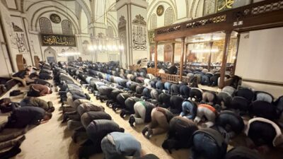 Bursa Ulu Camii’nde son teravih yoğunluğu! Cemaat avluya taştı