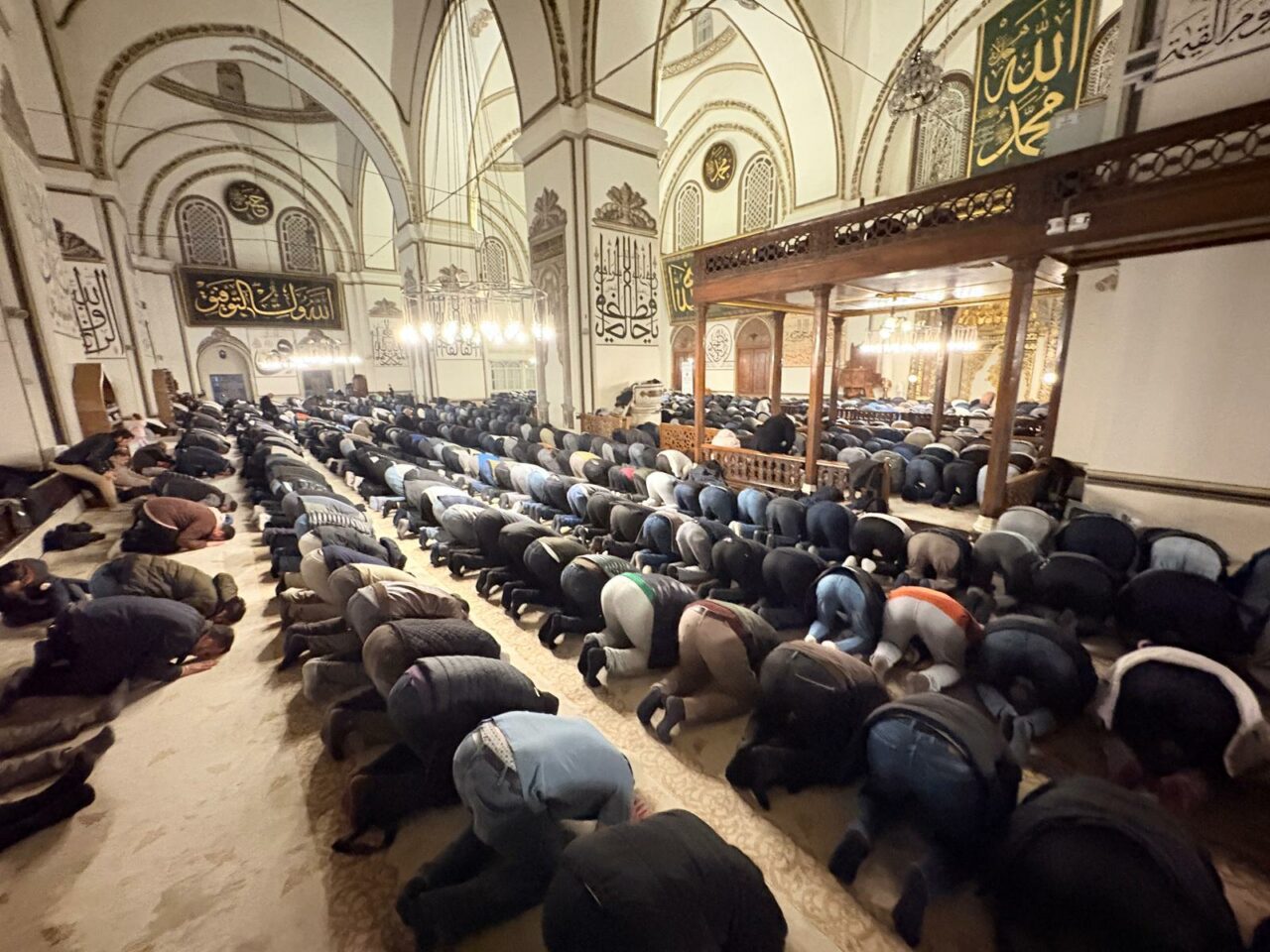Bursa Ulu Camii’nde son teravih yoğunluğu! Cemaat avluya taştı