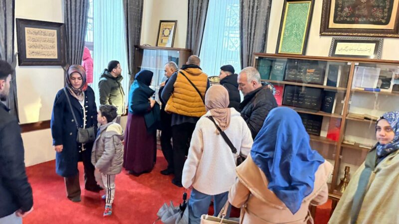 Bursa’da Emirsultan Türbesi’nde Sakal-ı Şerif yoğunluğu