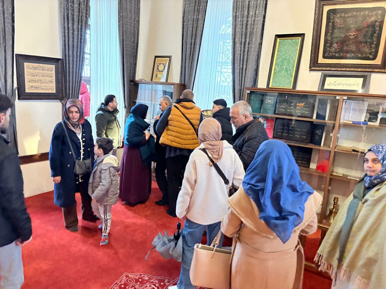 Bursa’da Emirsultan Türbesi’nde Sakal-ı Şerif yoğunluğu Bursa’da Emirsultan Türbesi’nde Sakal-ı Şerif yoğunluğu