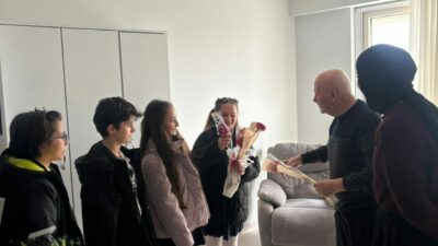 Bursa’da Gökkuşağı Koleji’nden huzurevine bayram ziyareti