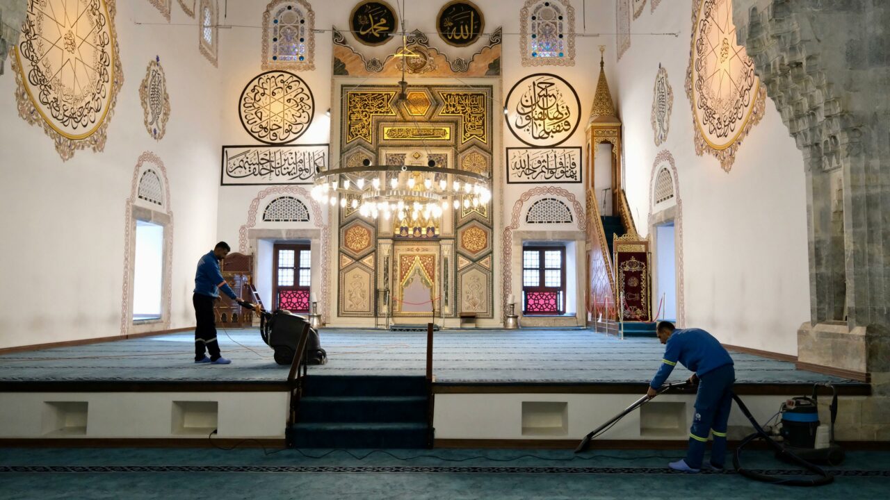 Bursa Yıldırım’da camiler bayrama hazır