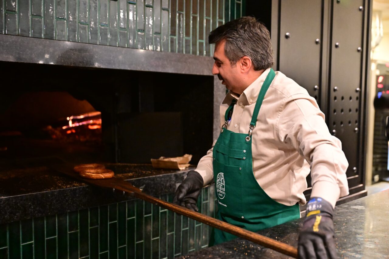 Başkan Oktay Yılmaz, Yıldırımlılar için pişirdi Başkan Oktay Yılmaz, Yıldırımlılar için pişirdi