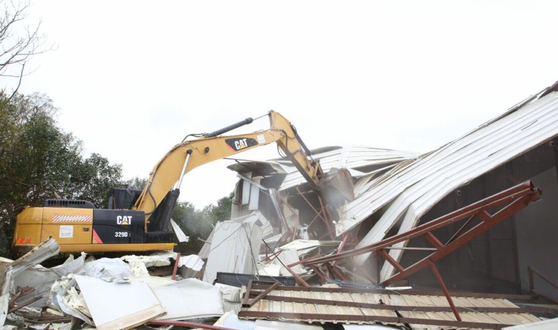 Nilüfer Belediyesi yıkım ekipleri, soğuk ve yağışlı havaya rağmen Tahtalı’da