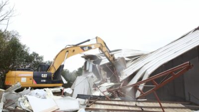 Nilüfer Belediyesi yıkım ekipleri, soğuk ve yağışlı havaya rağmen Tahtalı’da