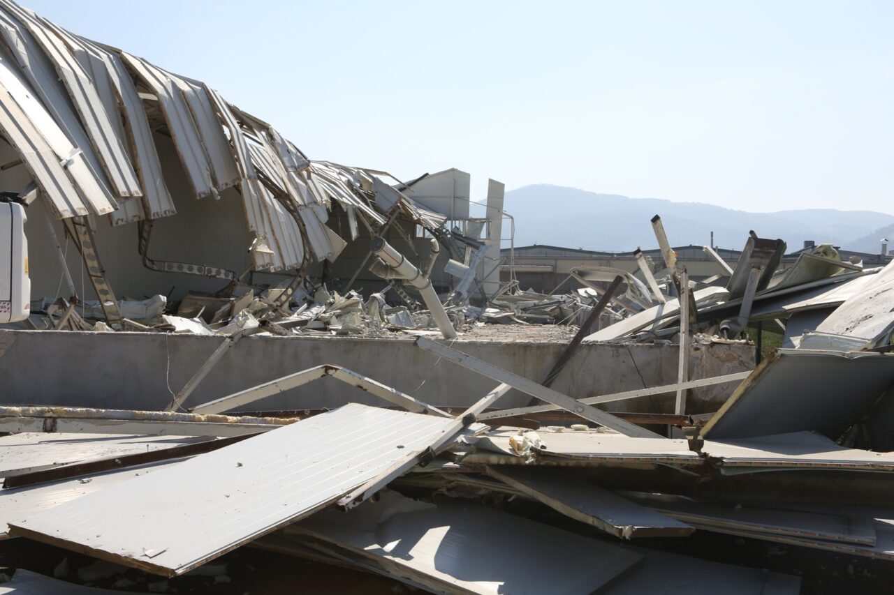 Bursa’daki tarlalara yapılan kaçak farikalara yıkım!