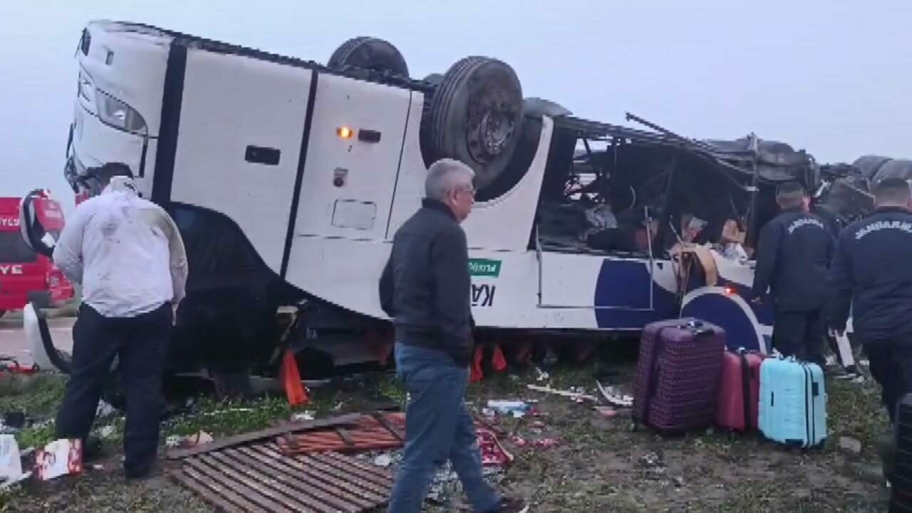 Bayram sabahı feci kaza! 2 ölü, 19 yaralı