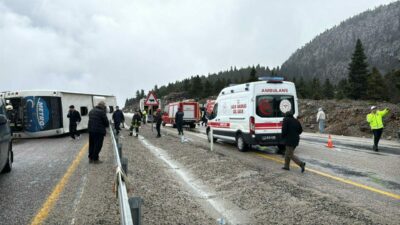 Yolcu otobüsü devrildi! Çok sayıda yaralı var