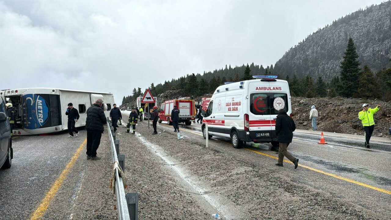 Yolcu otobüsü devrildi! Çok sayıda yaralı var