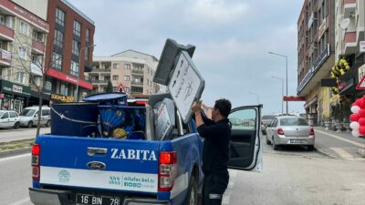 Bursa zabıtası görev başında: Caddelerden toplandı!