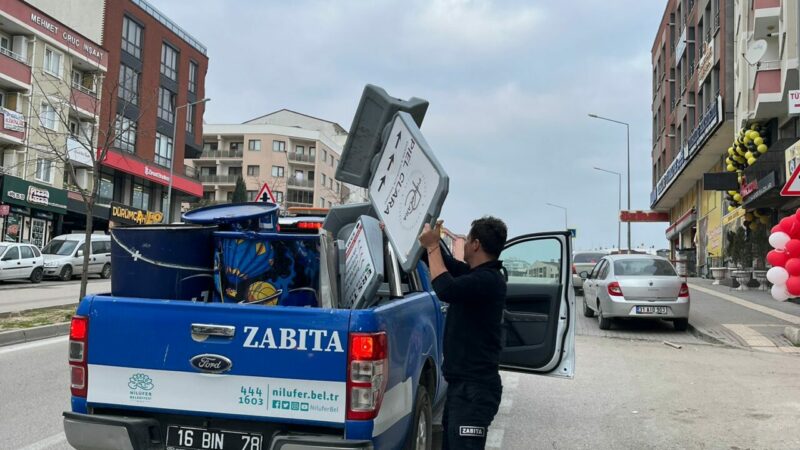 Bursa zabıtası görev başında: Caddelerden toplandı!