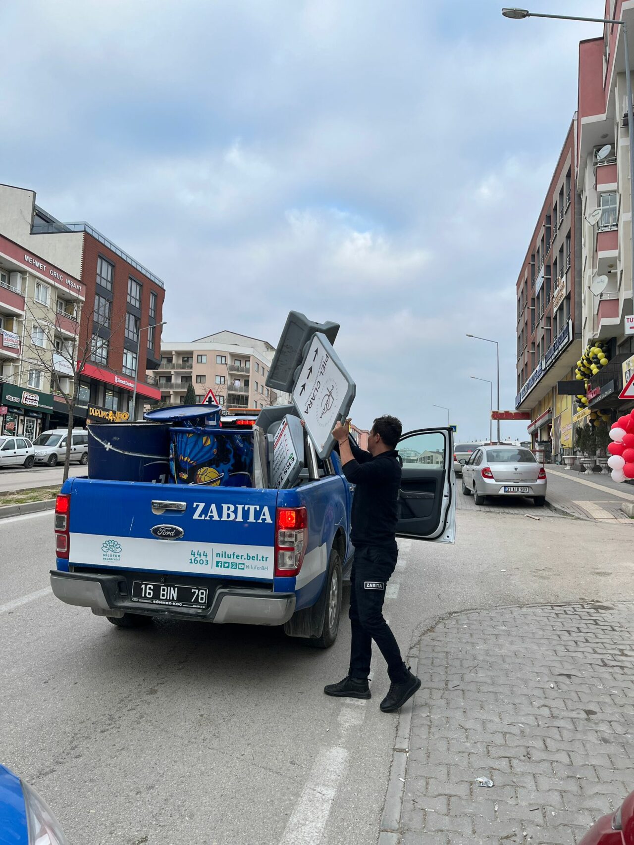 Bursa zabıtası görev başında: Caddelerden toplandı!