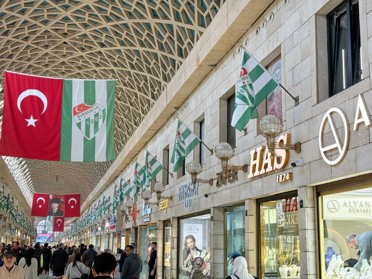 Bursa Kapalı Çarşı'da yeşil beyaz coşku 2 08027c80 19e2 4ba1 8460 68e292d58a22