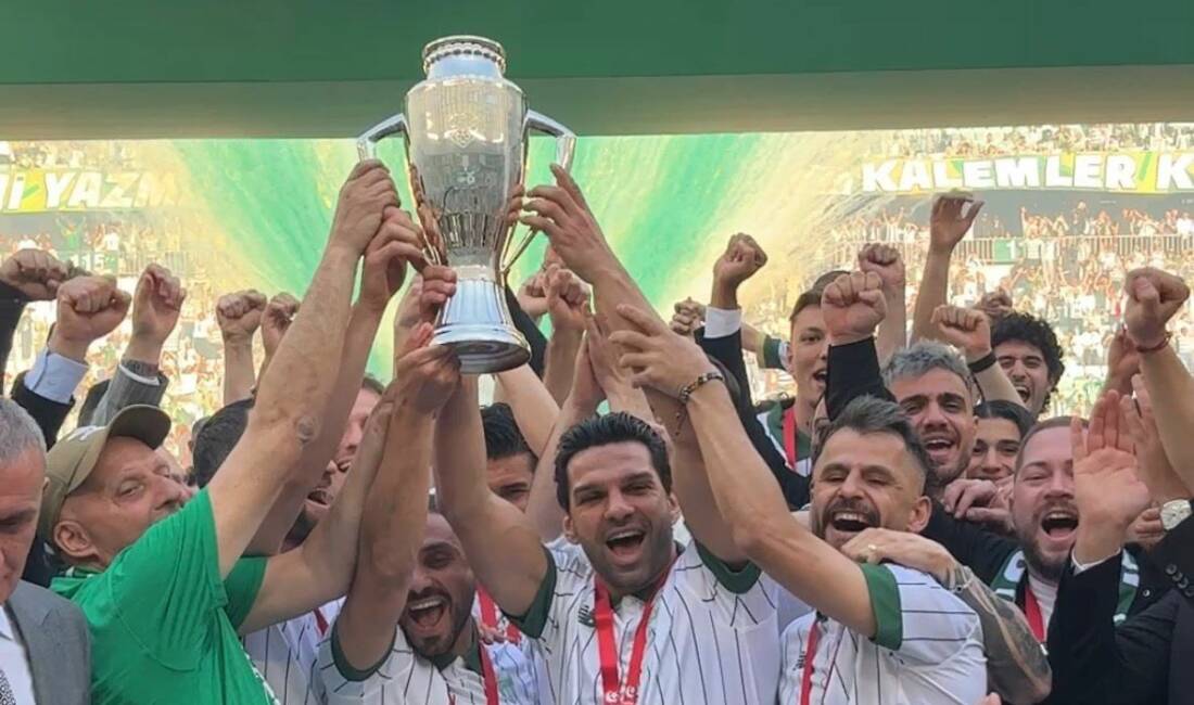 Şampiyon Bursaspor taç giydi! Bu kupa Süper Lig’in habercisi… Üst üste ikinci şampiyonluğunu yaşayıp 1.Lig'e adımını atan Bursaspor, binlerce