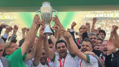 Üst üste ikinci şampiyonluğunu yaşayıp 1.Lig'e adımını atan Bursaspor, binlerce