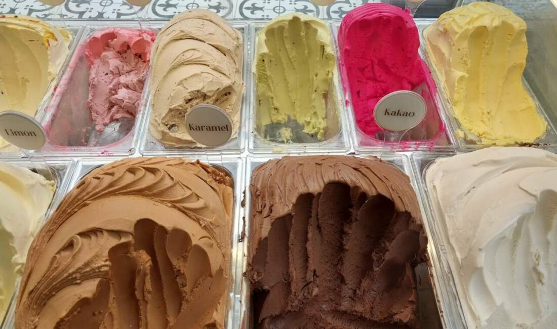 Bursa’da bir top dondurma ne kadar oldu? Yaz mevsimi öncesi yeni fiyat… Yaz aylarının vazgeçilmezi dondurma fiyatları da güncellendi. Geçtiğimiz yıl bir