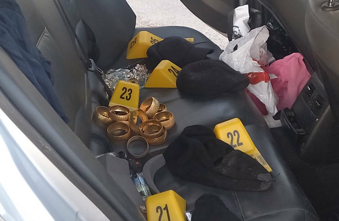20 kilometre kaçtılar! Bursa’dan çaldıkları araçla... 3 20 kilometre kactilar bursadan caldiklari aracla d8573b96cf92