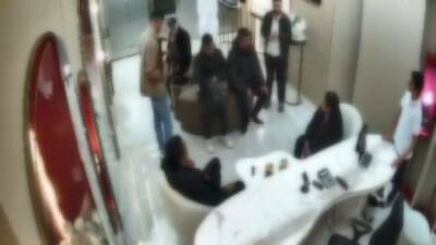 Endonezya'dan kaçak yollarla getirdikleri 80 karatlık pırlantayı Kapalıçarşı'da satmaya çalışan