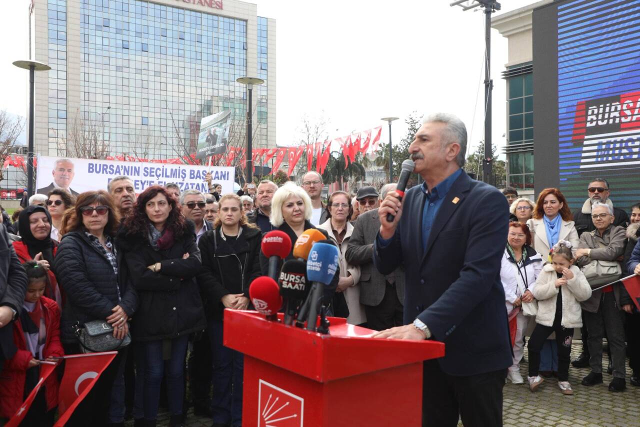 3 yazi icin chp il baskani nihat yesiltas buyuksehir onunde her gun mustafa bozbeye sahip cikma toplantilari yapiyor