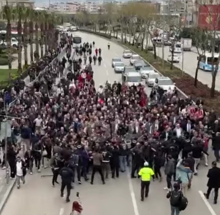 3 yazi icin chp il baskani ve yoneticileri buysuksehir binasina giremeyience kent meydanina kadar yurudu