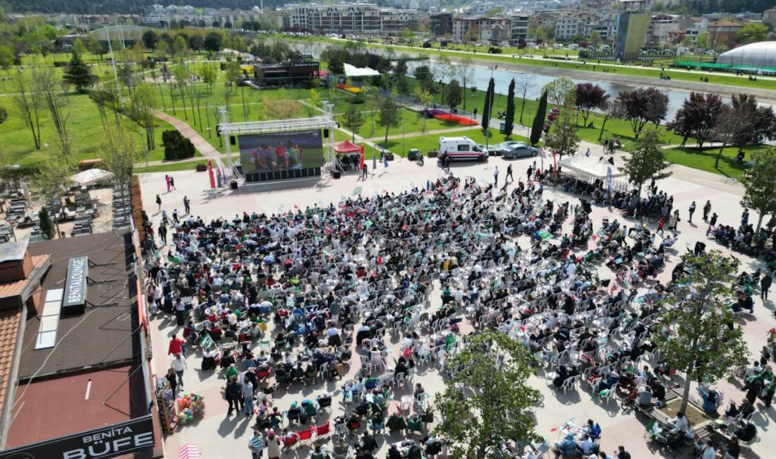 Bursaspor’un şampiyonluk coşkusu Büyükşehir’le yaşandı Bursaspor, evinde oynadığı maçta Somaspor’u 5-1 mağlup ederek bitime bir