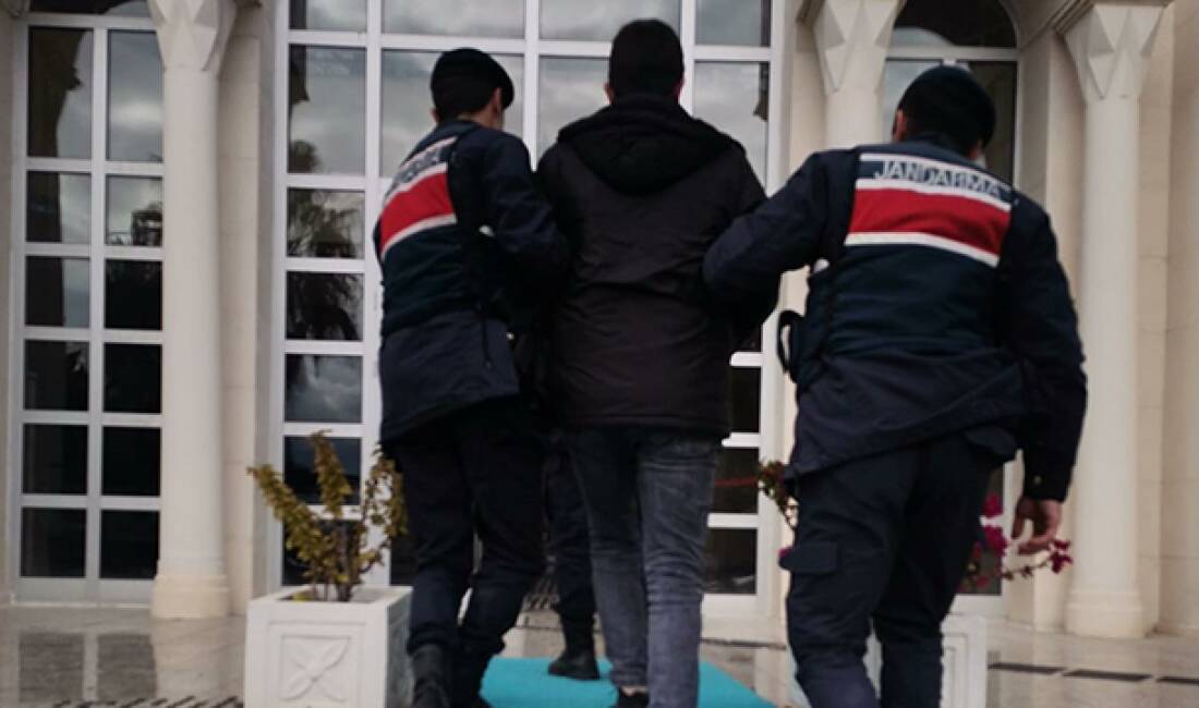 4 ilde silah kaçakçılığı operasyonunda 16 tutuklama Tokat merkezli 4 ilde düzenlenen silah kaçakçılığı operasyonunda gözaltına alınan