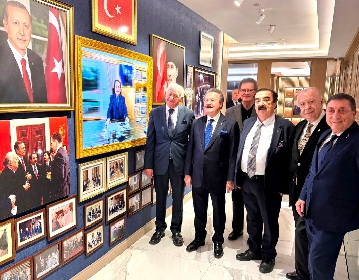 Devlet eski Bakanı Cavit Çağlar, adeta siyaset müzesi gibi olan