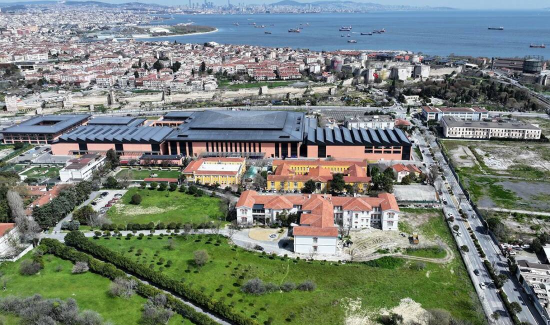Yangın sonucu kullanılamaz hale gelen Zeytinburnu'ndaki Balıklı Rum Hastanesi İhtiyarhane