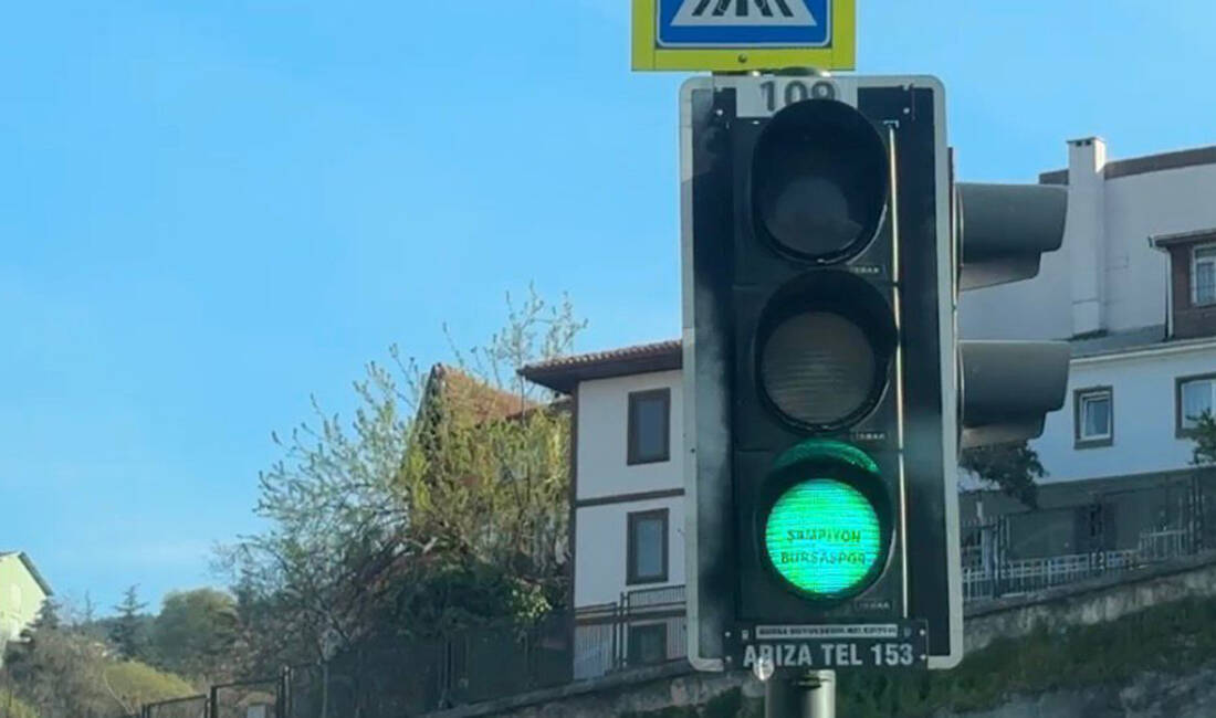 Bursaspor’un şampiyonluğunun ardından kent genelinde kutlamalar sürerken, trafik lambalarındaki yeşil