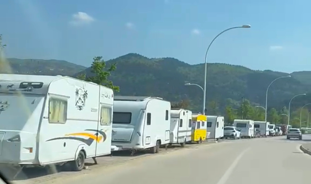 Olay Gazetesi Yazarı Ahmet Emin Yılmaz, Bursa'da yeni açılan Karavan