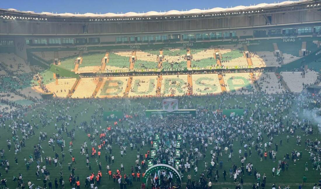 Bursa ‘Şampiyon Bursaspor’ sözleriyle inliyor Bursaspor’un şampiyonluk coşkusu, kupa töreninin ardından şehir geneline de yayıldı.