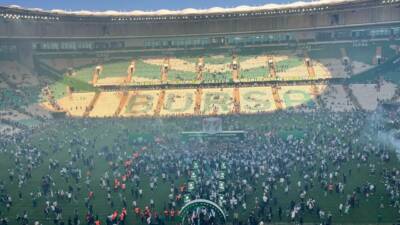 Bursaspor’un şampiyonluk coşkusu, kupa töreninin ardından şehir geneline de yayıldı.