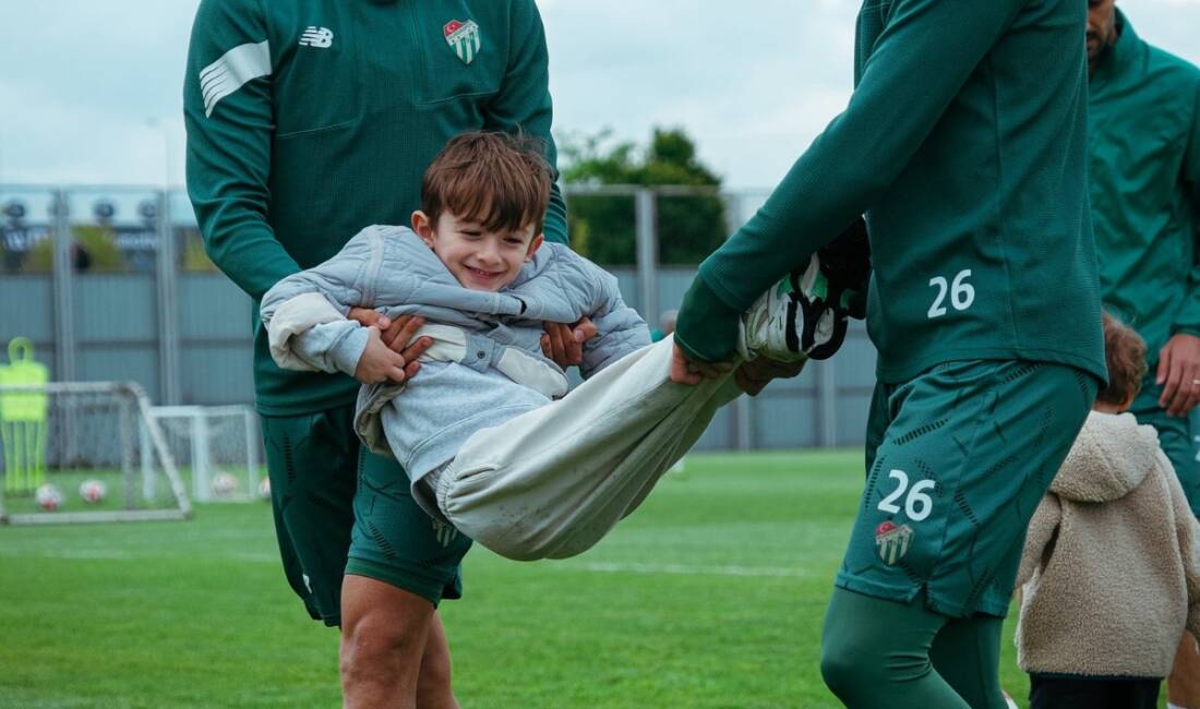 Bursaspor tesislerini çocuklar bastı! Bursaspor’da bugün yapılan antrenmanda renkli görüntüler vardı.