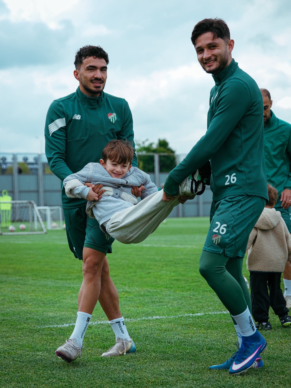 Bursaspor tesislerini çocuklar bastı! 4 5551da89 8369 42ba a61e 1d4f4bc6a764