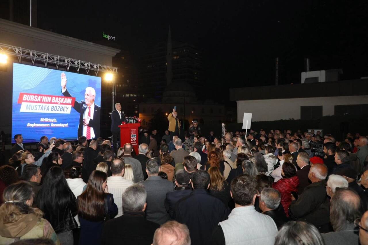 6 yazi icin buyuksehir belediyesi onunde chp mustafa bozbeye ozgurlgk eulemleri