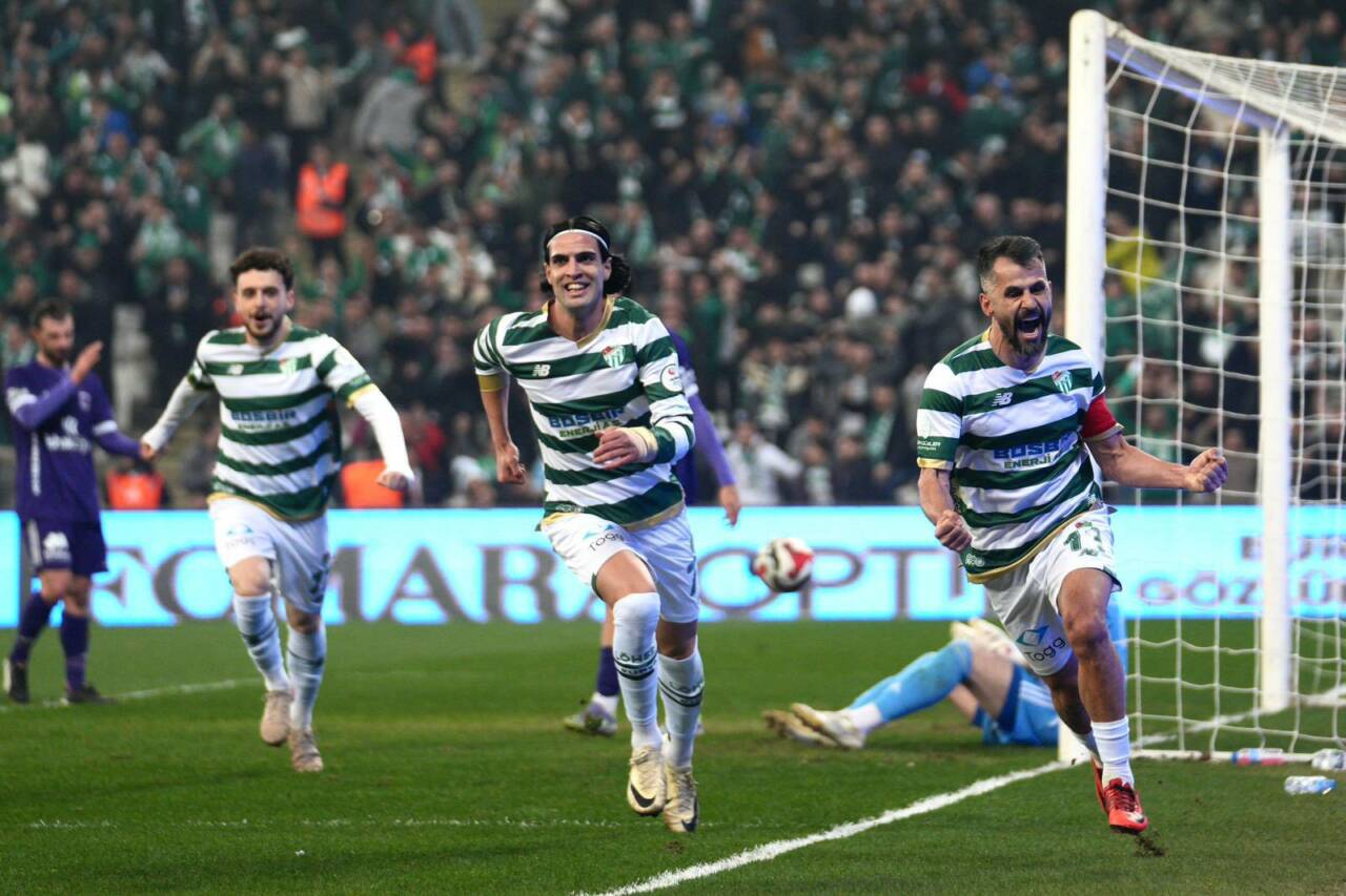Bursa'da nefesler tutuldu; Bursaspor'a şampiyonluğun kapısını açacak gün geldi çattı... 3 65732016014908159457397387846212258953735007n