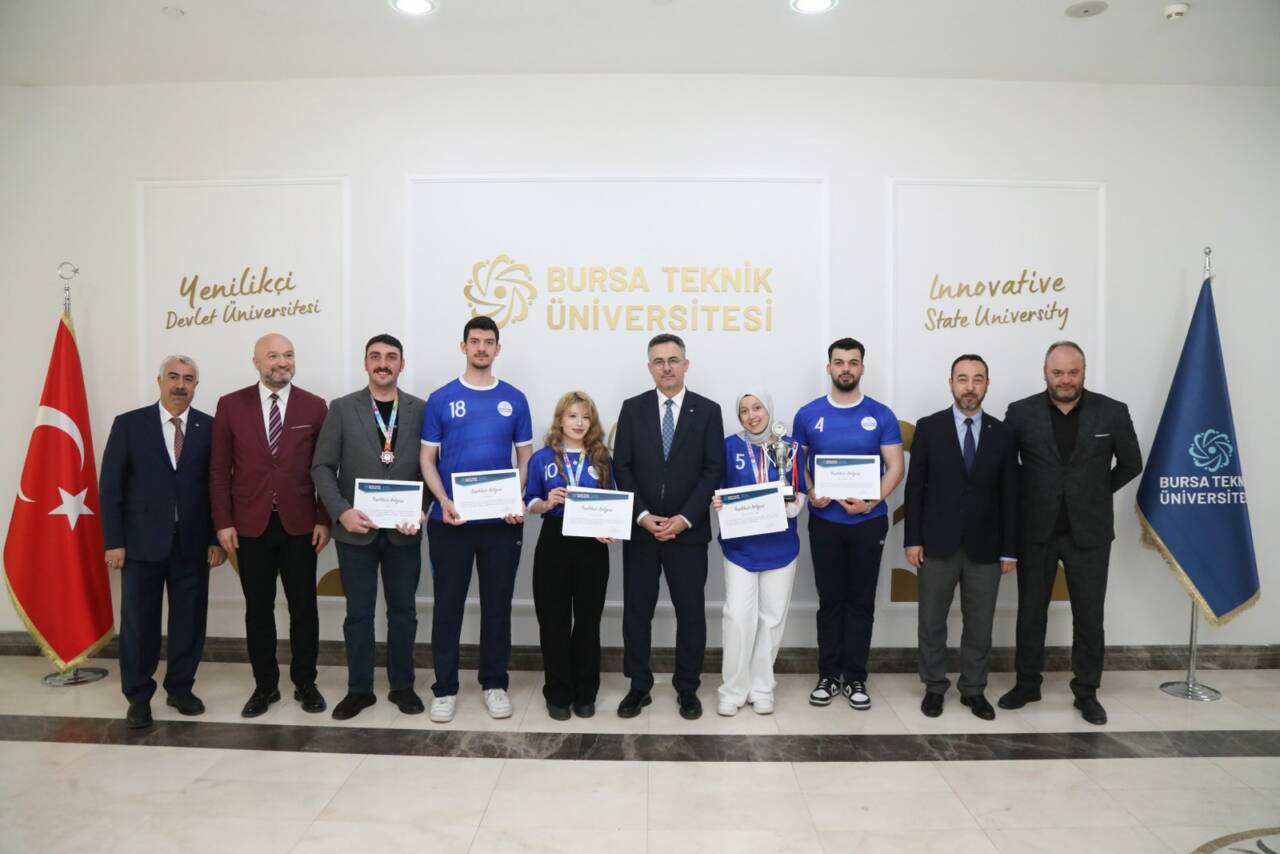 BTÜ Kadın Floor Curling Takımı, Türkiye 3'üncüsü oldu 3 BTÜ Kadın Floor Curling Takımı Türkiye üçüncüsü oldu
