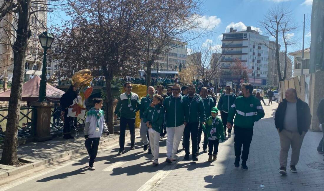 Bursa’dan Eskişehir’e tarihi göç! Komşuda her yer yeşil beyaz… 30 binden fazla yeşil beyaz sevdalısı, yüzlerce otobüs ve minibüsün