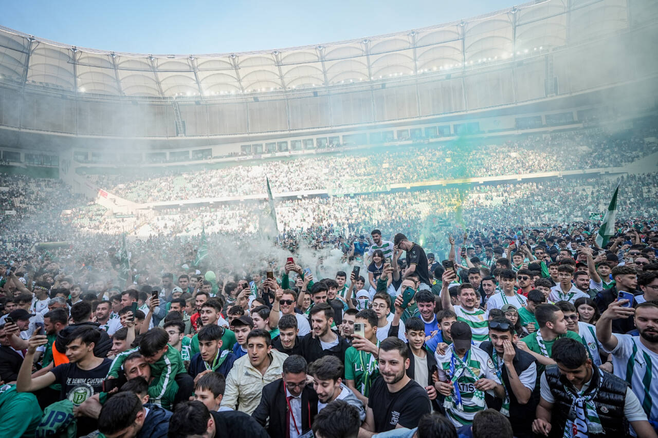 Bursaspor gümbür gümbür geliyor! Bu coşkuyu 6 gün sonra tekrarlamaya hazır mısınız? 8 aa 20250420 37691860 37691849 bursasporsampiyonlukkupasini45bintaraftarinizledigimactaaldi