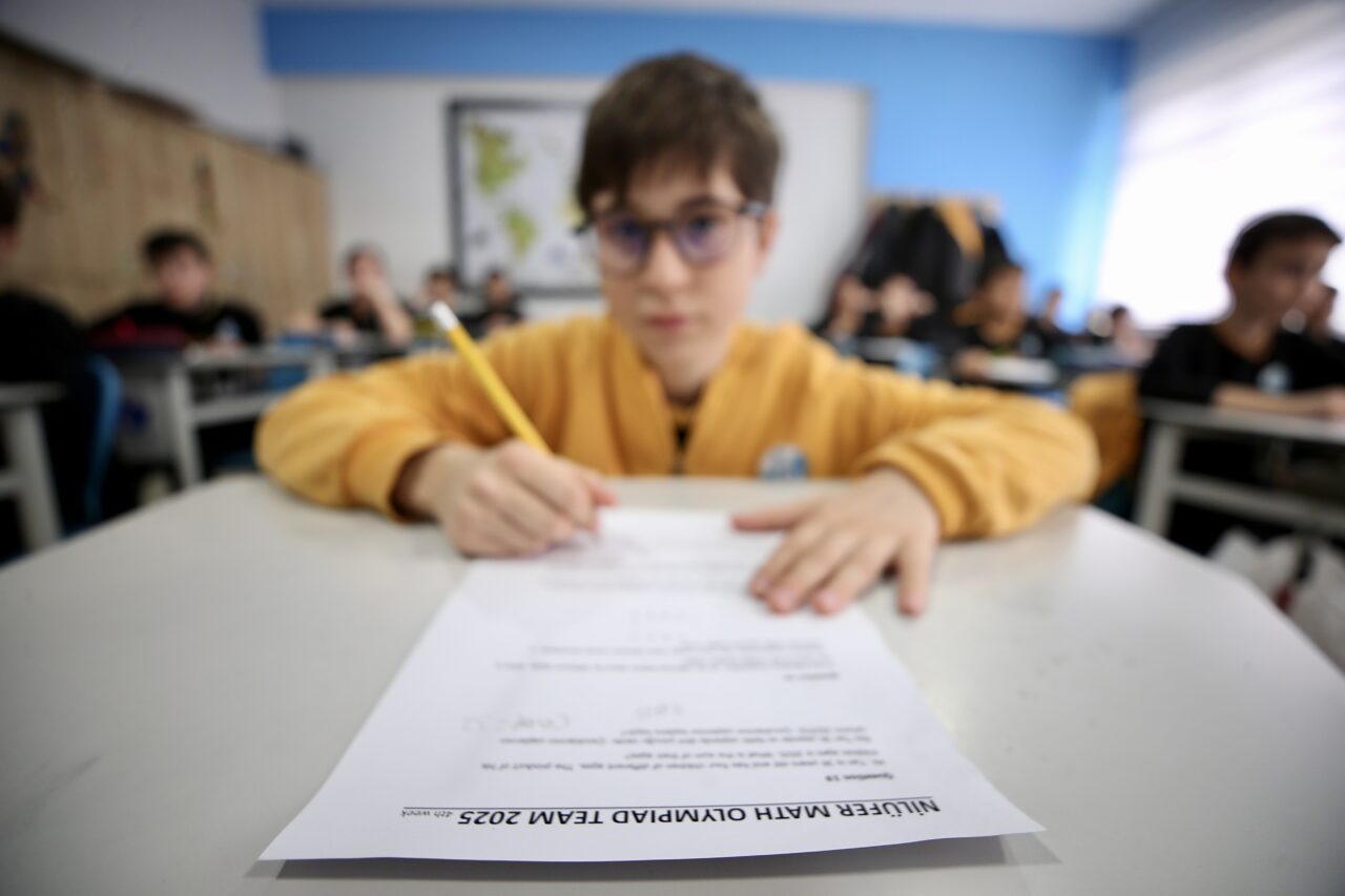 Bursa'nın süper çocukları 2 aa 20260401 40983053 40983034 imamhatiplisesiogrencilerisingapurdakimatematikolimpiyatlarindazirveyihedefliyor