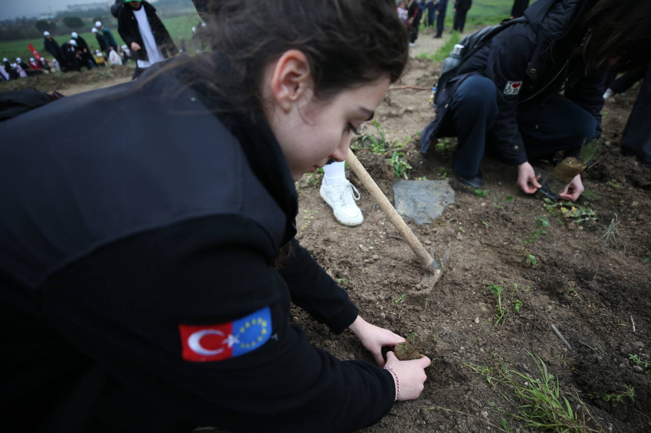 aa 20260402 40992162 40992150 meslekliselileryurtdisigezilerindekikarbonayakizinifidandikerekkucultuyor
