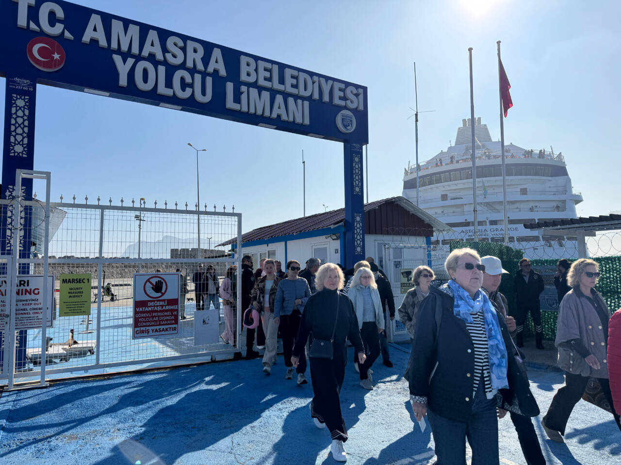 aa 20260406 41027124 41027122 astoriagrandekruvaziyeri907yolcusuylaamasrayageldi
