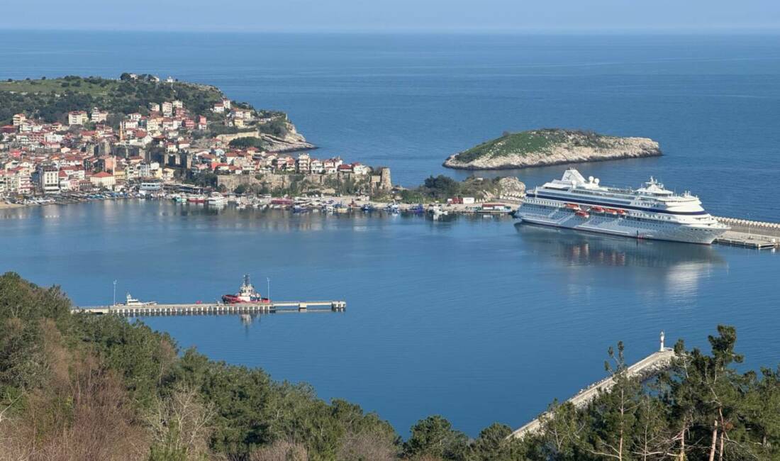 Rusya'nın Soçi kentinden hareket eden "Astoria Grande" adlı kruvaziyer, Amasra