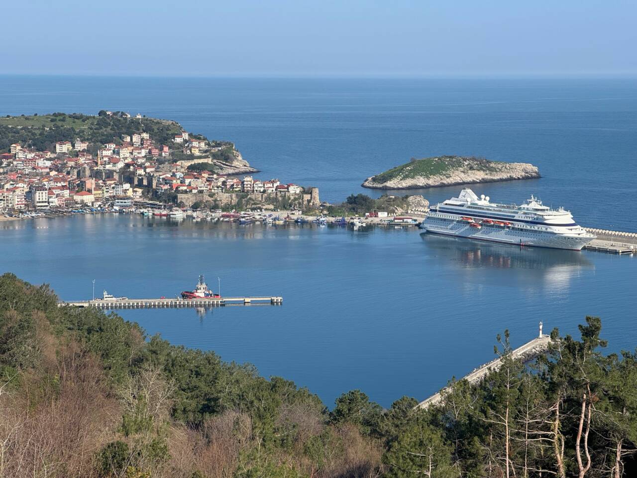 aa 20260406 41027124 41027123 astoriagrandekruvaziyeri907yolcusuylaamasrayageldi