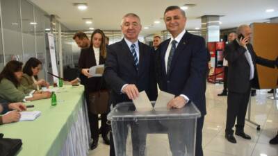 Uludağ Otomotiv Endüstrisi İhracatçıları Birliği (OİB) Olağan Genel Kurulu'nda 8